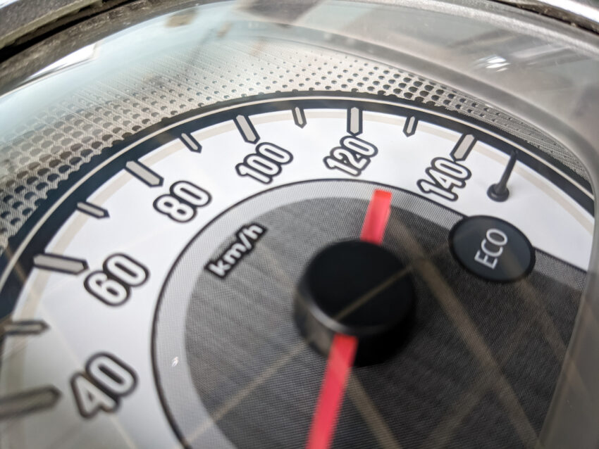 Zegar wskazujący prędkość pojazdu w kilometrach na godzinę