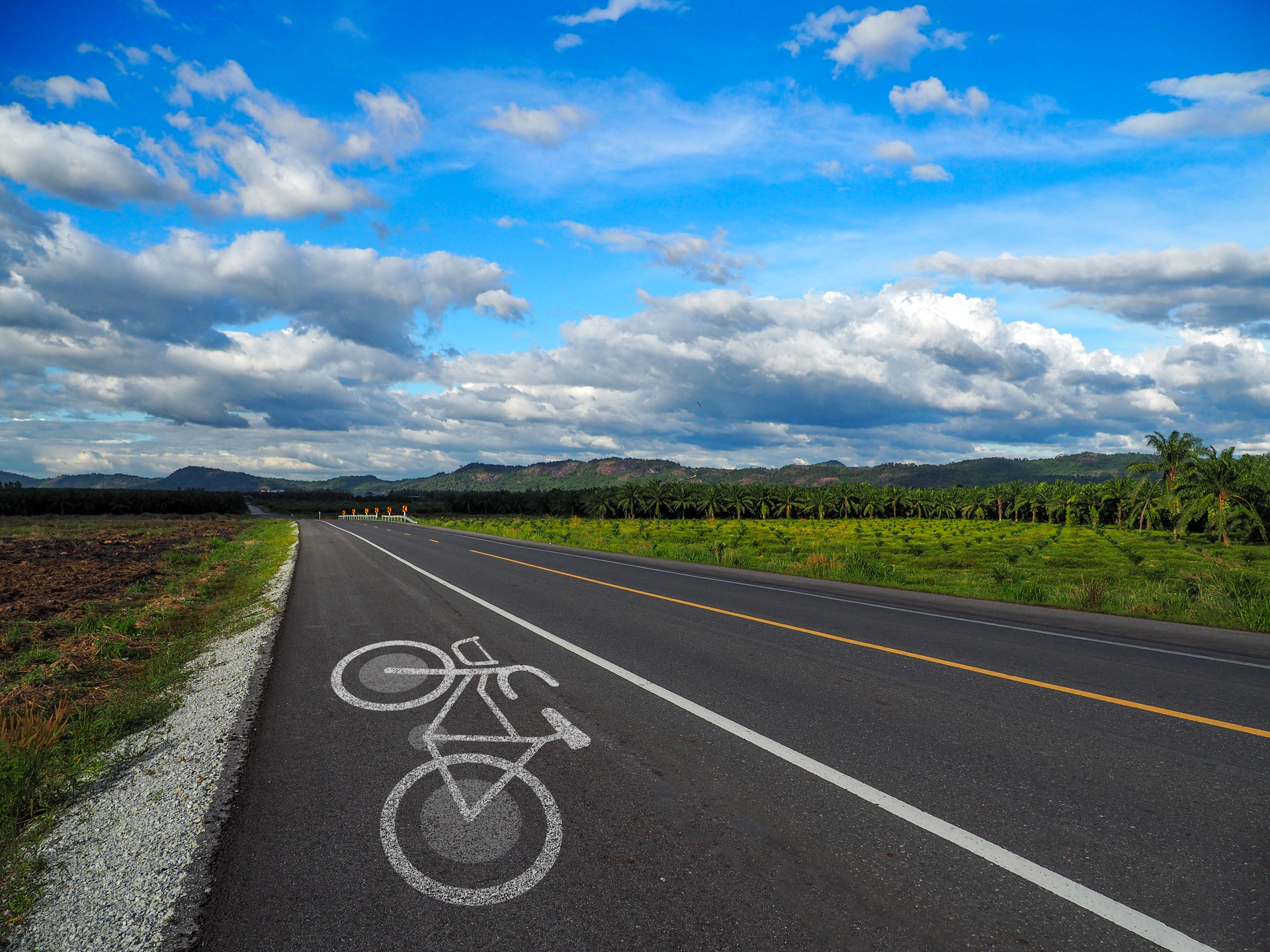 Ścieżka rowerowa na skraju linii widokowej do przemierzania trasy w kilometrach
